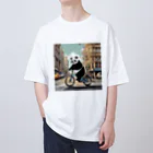 遊びの場の自転車に乗るパンダ Oversized T-Shirt