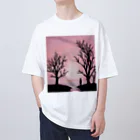 YOKAZE KASUMIの鮮やかなピンクが背景のかわカッコイイグッズ！ Oversized T-Shirt