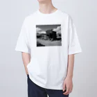 崖っぷちのポニョの"Nostalgia Ville：さびれた町の魅力を感じるグッズ" Oversized T-Shirt