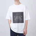 GraceOkamotoのベルリンの駅を歩く、テクノを聴きながら オーバーサイズTシャツ