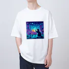 ニャーちゃんショップのサイバー都市でホログラフィックな街並みを楽しむネコ Oversized T-Shirt