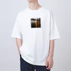 shell_hutの窓から覗く荒廃した建物が立ち並ぶ無人の通り Oversized T-Shirt