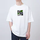 アニマルグッズストア　OPIの可愛らしい猫 Oversized T-Shirt
