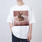 キャリーのふわふわのクッションで遊ぶウサギの赤ちゃん Oversized T-Shirt