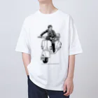 ファンシーTシャツ屋のクラシックスクーターに乗る男性 オーバーサイズTシャツ