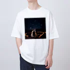 araiguma_shopの星を眺めているアライグマ Oversized T-Shirt