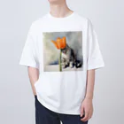 キャツアイのチューリップで反省するネコ Oversized T-Shirt