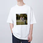 jackrussellvibes___のハードルをジャンプしているジャックラッセルテリア Oversized T-Shirt