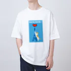 karo///illustrationのデザインにゃんこシリーズ　パリのエッフェル塔でツメ研ぎする白茶ねこ Oversized T-Shirt