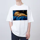 Dog Art Museumの【星降る夜 - トイプードル犬の子犬 No.3】 オーバーサイズTシャツ