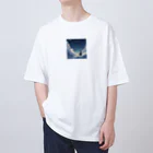 ゴマゴマ5050の鮮やかな世界に包まれた、幻想的な雲の中をかける少年。風 Oversized T-Shirt