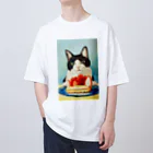 猫竹（nekotake)のいちごタルトケーキと黒白猫ちゃん オーバーサイズTシャツ