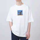 ganeshaの群れの中で他の人と協力しているタカ Oversized T-Shirt