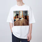 三毛猫shopの部屋を走る猫 Oversized T-Shirt