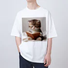 しんふぉショップの読書する赤ちゃんネコのグッズ Oversized T-Shirt