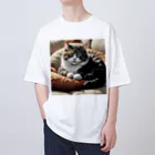 Ken17のソファのクッションの上で眠る猫 Oversized T-Shirt