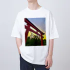 kayuuの夕陽に映える紅色の鳥居 Oversized T-Shirt