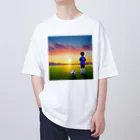 musashiyaの夕日とサッカー少年 Oversized T-Shirt