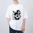 ボールボーイの猫とサッカーボール白黒 Oversized T-Shirt