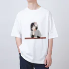 キツネビの肘つき狐面少女 オーバーサイズTシャツ