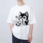 ボールボーイのサッカーボールに驚いてる猫 Oversized T-Shirt