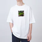 Sunbathingのコスモスの上で休憩するアマガエル Oversized T-Shirt