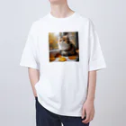 癒しの時間のかわいい三毛猫グッズ Oversized T-Shirt