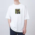 kokin0の草むらで斜めを見つめる犬 dog looking for the anywhere Oversized T-Shirt