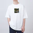 kokin0の水辺を走る犬 dog runnning on the water Oversized T-Shirt