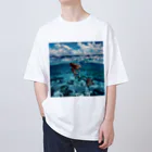 AQUAMETAVERSEのモルジブの大海原で人魚が泳いでいますsanae2074 Oversized T-Shirt