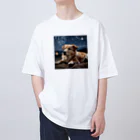 kaerinofficeの夜の静寂に包まれた写真には、一匹の夜行性の犬が佇んでいます。 オーバーサイズTシャツ