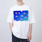 Lily bird（リリーバード）の花びらの舞う青空 Oversized T-Shirt