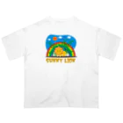 chicodeza by suzuriのライオンと虹と青空 Oversized T-Shirt