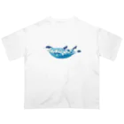 ヒロシオーバーダイブのペンギン、夏の海を泳ぐ。 Oversized T-Shirt