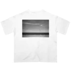 TATTUの海水浴場の海と空と雲 オーバーサイズTシャツ