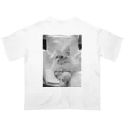 Maarjaara_Maarjaaraの白い猫と白い椅子_2 オーバーサイズTシャツ