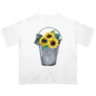 Fred HorstmanのWatering bucket and sunflowers  じょうろ と ひまわり Oversized T-Shirt