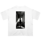 justfit150のa woman in the shadows Oversized T-Shirt