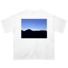 Dali13のAzure Twilight Glow of Japan's Rural Mountain Ranges オーバーサイズTシャツ