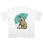 クリエイティブキャンパスマンの傘を持つナマケモノのモーちゃん オーバーサイズTシャツ