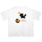 MirofuruDesignのラーメンが大好きな黒猫がラーメンを見つけて驚いている Oversized T-Shirt