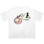 ゆちのへやのベビーを運ぶコウノトリのイラスト オーバーサイズTシャツ