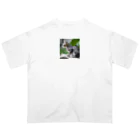 アニマルグッズストア　OPIの可愛らしい猫 Oversized T-Shirt