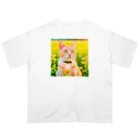 猫好きの谷の猫の水彩画/花畑のチャシロねこのイラスト/茶白ネコ Oversized T-Shirt
