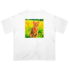 猫好きの谷の猫の水彩画/花畑のオシキャットねこのイラスト/キジトラネコ オーバーサイズTシャツ