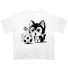 ボールボーイのサッカーボールに驚いてる猫 Oversized T-Shirt