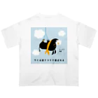 eしざいくんのお店の逆さづりで運ばれるeしざいくん オーバーサイズTシャツ