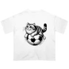 ボールボーイのまる猫サッカーボール乗り Oversized T-Shirt