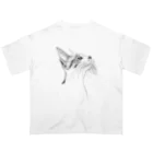 あくび猫とふとん(byそらあーつ)のほっそりキジトラ白猫ちゃん、上を見ている Oversized T-Shirt