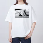 akane_art（茜音工房）のモノクロチワワ（アンニュイ1） オーバーサイズTシャツ